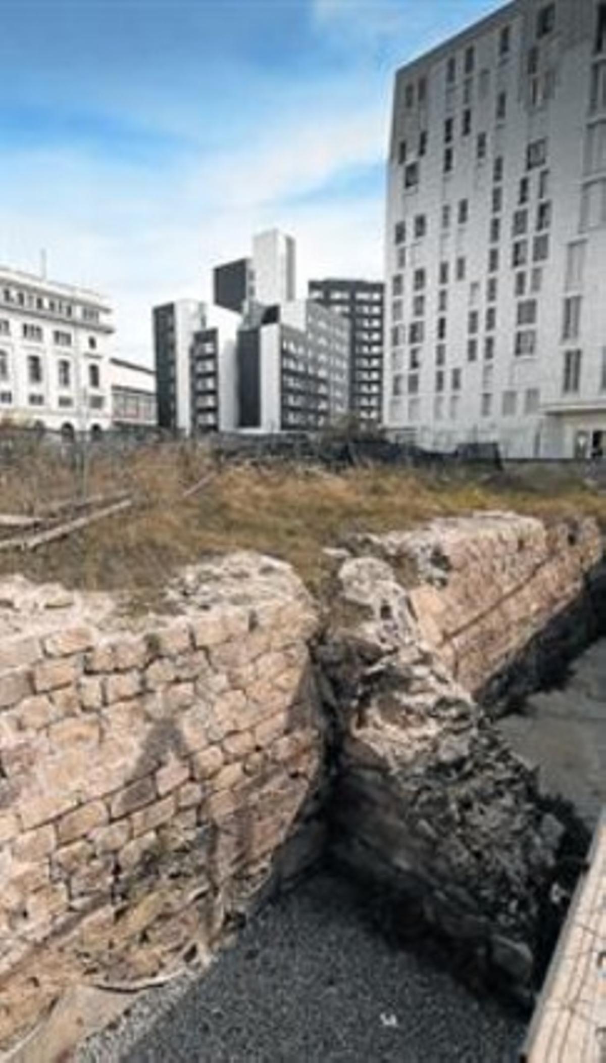 Una porció del baluard, amb prou feines visible si el vianant no s’hi acosta. Una porció del baluard, amb prou feines visible si el vianant no s’hi acosta.