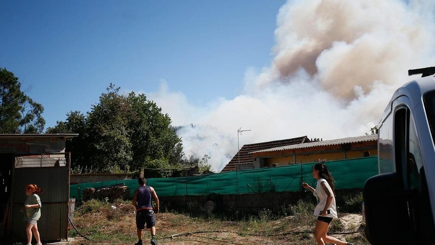 Las llamas amenazan las casas en Salvaterra en un incendio que se ve desde Portugal
