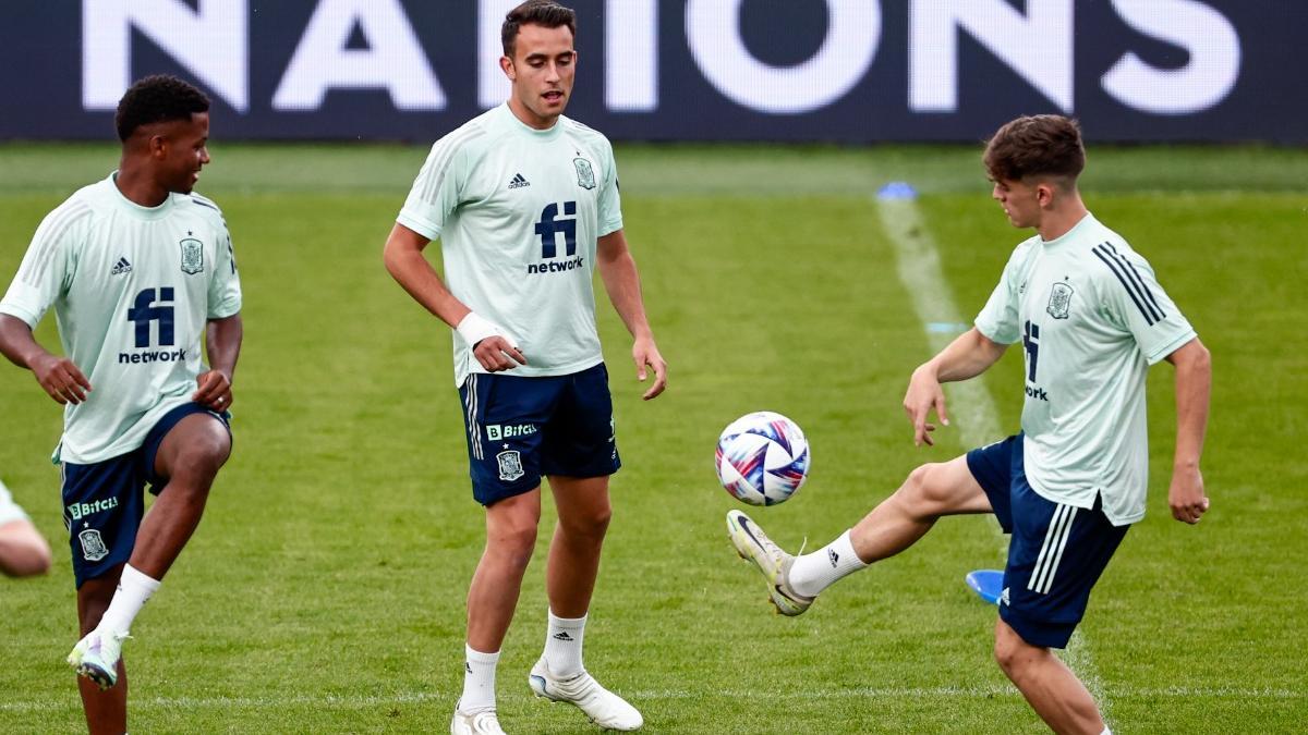 Ansu, Eric y Gavi, en el entrenamiento de la selección en Praga