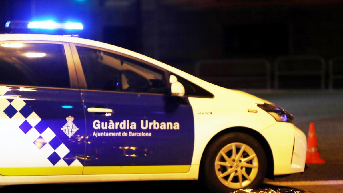 BARCELONA, 26/05/2019.- Un conductor de una bicicleta que se dedicaba al reparto de comida a domicilio ha fallecido esta noche en el centro de Barcelona al ser atropellado por un camión del servicio de limpieza. El siniestro se ha producido sobre las 23:15 horas en el cruce entre la calle Balmes y la Gran Vía de las Corts Catalanes. EFE/Toni Albir