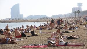 Barcelona 19/10/2014 Barcelona Ambiente en la playa del Somorostro un domingo caluroso de octubre a las16 h.Foto de RICARD CUGAT