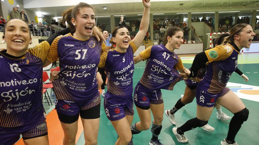 Así fue el partidazo femenino del balonmano asturiano: el derbi se queda en Gijón y el Motive.co da un paso hacia la permanencia (24-17)