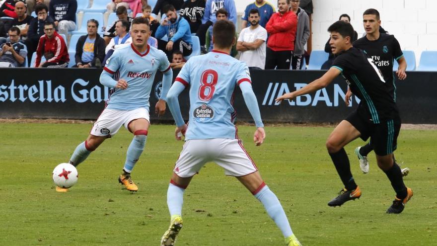 Diego Alende combina con un compañero durante el partido entre el Celta B y el Real Madrid Castilla.