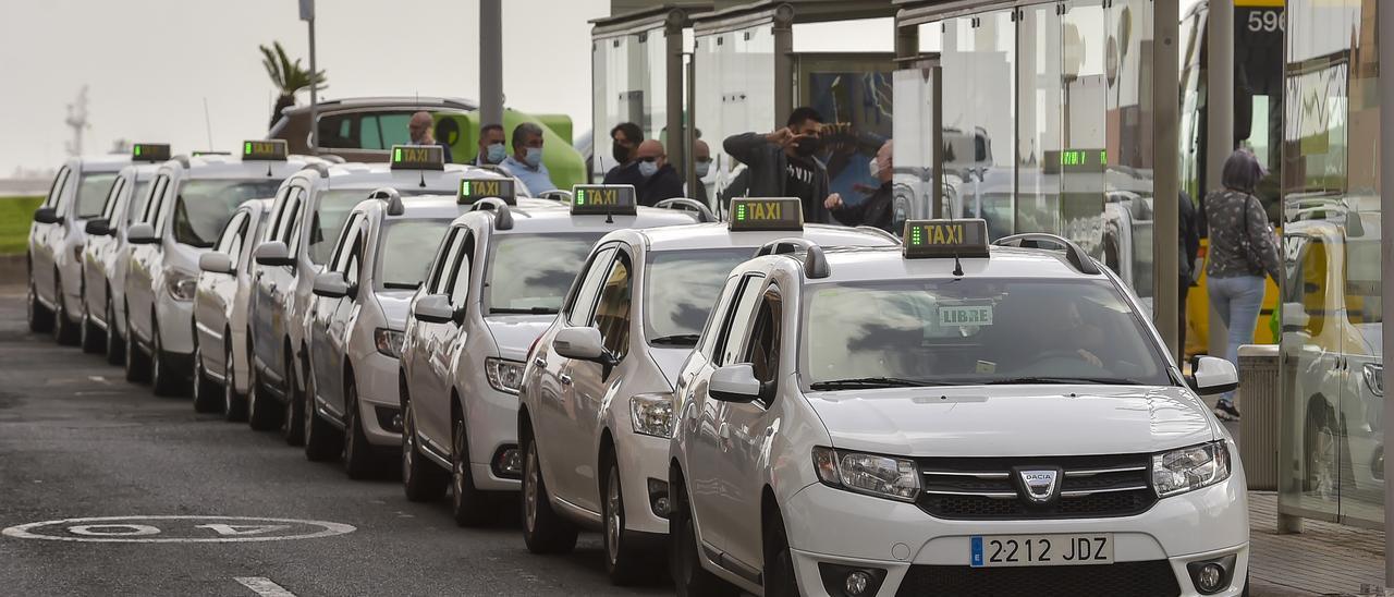 Las Palmas de Gran Canaria : La subida de tarifas y la regulación del día  libre van a la mesa del taxi este viernes