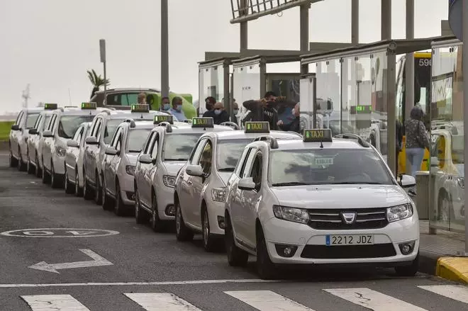 La subida de tarifas y la regulación del  día libre van a la Mesa del Taxi este viernes