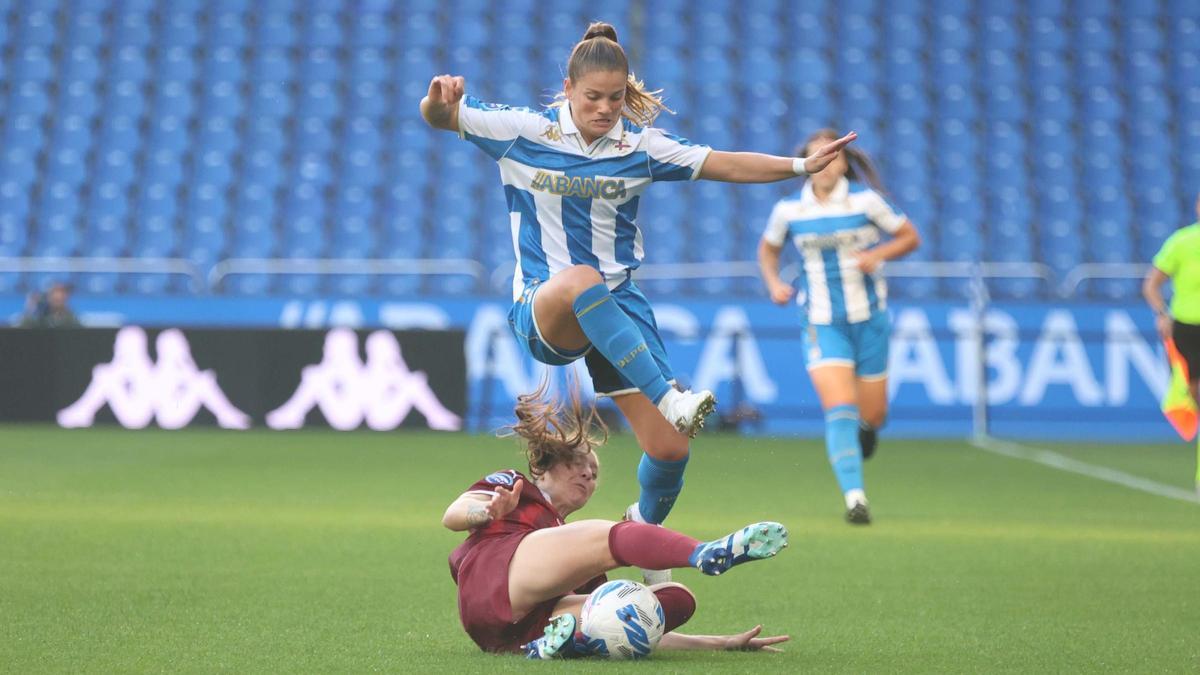 Millene ante una rival del DUX