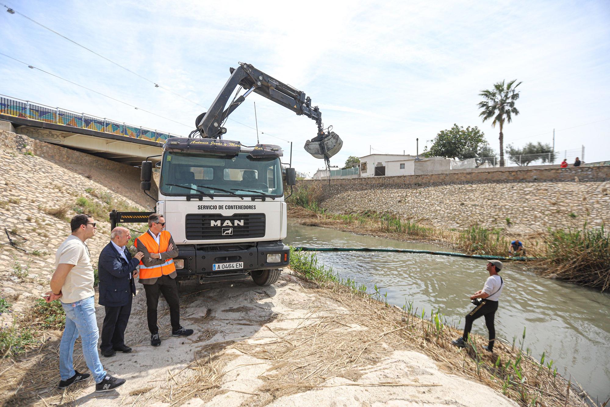 Instalación de una nueva barrera flotante en el Rio Segura