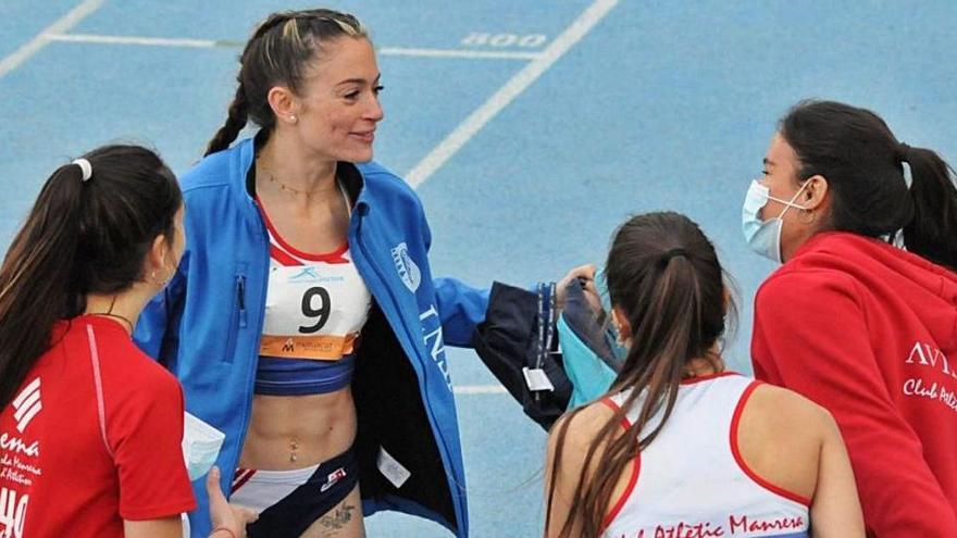 Atletes manresanes celebren la seva segona posició en la prova de relleus 4x100 metres