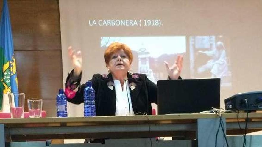 Inés Praga Terente, durante su conferencia en la Casa de Cultura de Sama, en Langreo.