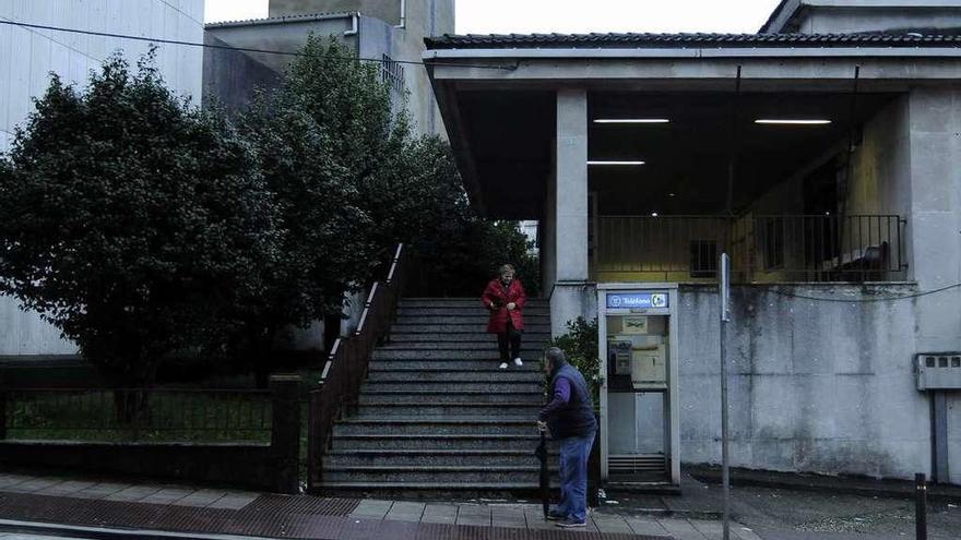 Imagen del acceso principal del centro de salud de A Estrada. // Bernabé/Javier Lalín