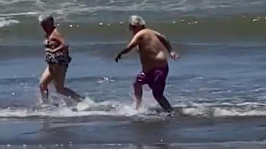 Así es la tierna escena de dos ancianos en la playa que ha enamorado a millones de personas