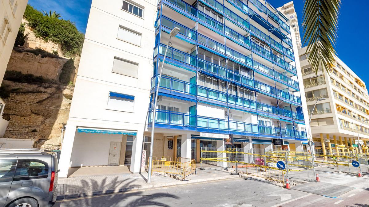 El edificio afectado con las obras de la avenida también en marcha.