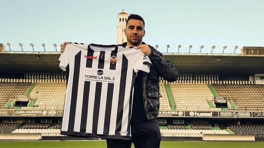 El nuevo jugador del Castellón posa con la elástica albinegra en Castalia.