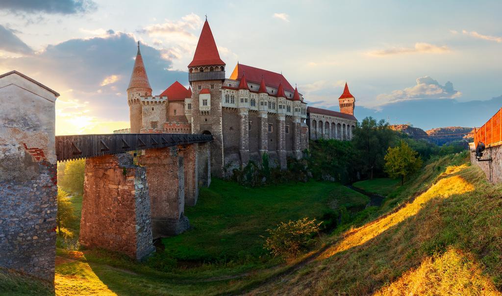 Este castillo tiene un imponente puente de piedra.
