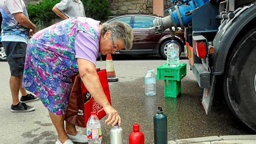 Una veïna de Monistrol recull aigua potable d&#039;un camió cisterna