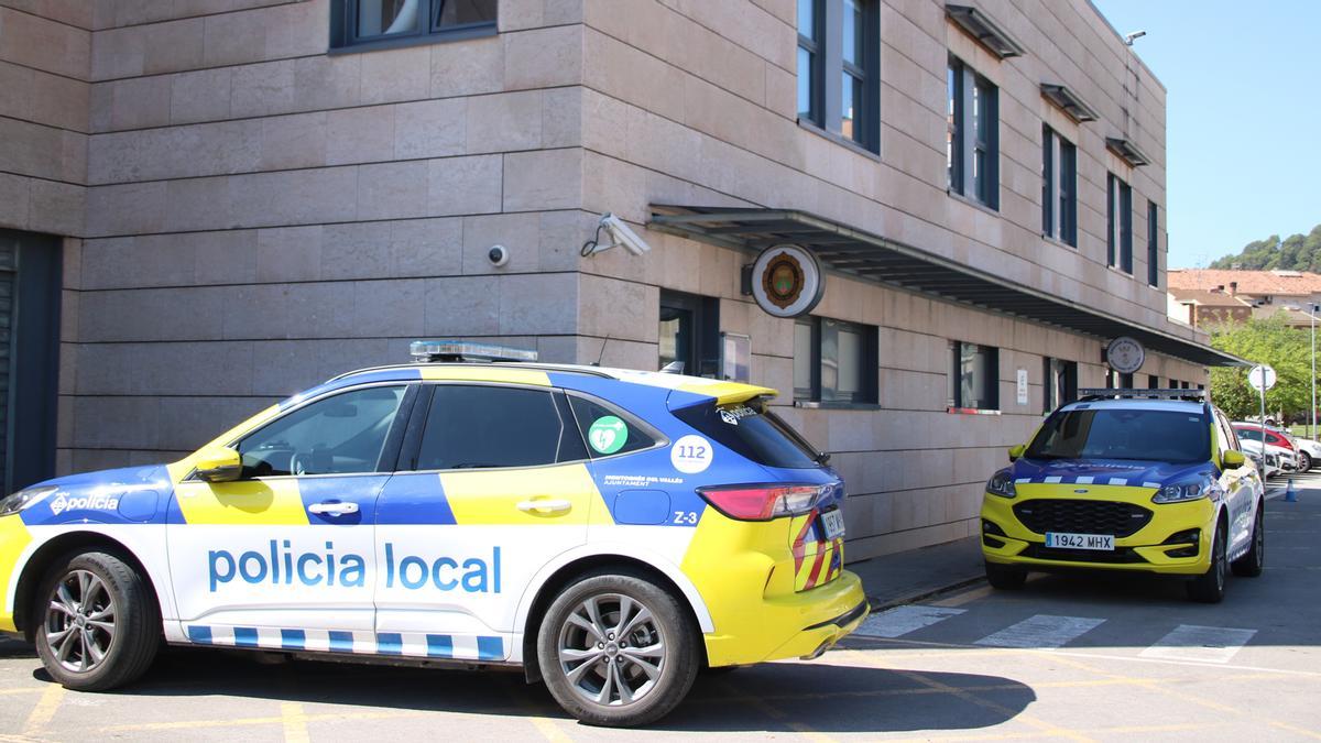 Vehículos policiales delante de la comisaría de la Policía Local de Montornès del Vallès.