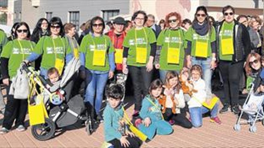 Más de 400 vecinos marchan a favor de la lucha contra el cáncer