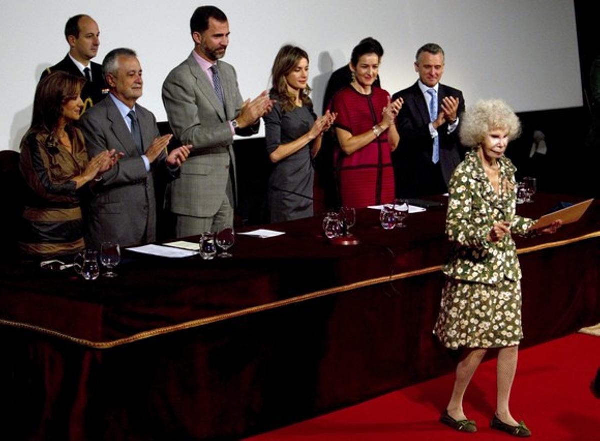 La duquesa de Alba, después de recibir la Medalla al Mérito en las Bellas Artes 2009 de mano de Felipe y Leticia, entonces príncipes de Asturias, en el Museo de la Atalaya de Jerez de la Frontera (Cádiz).