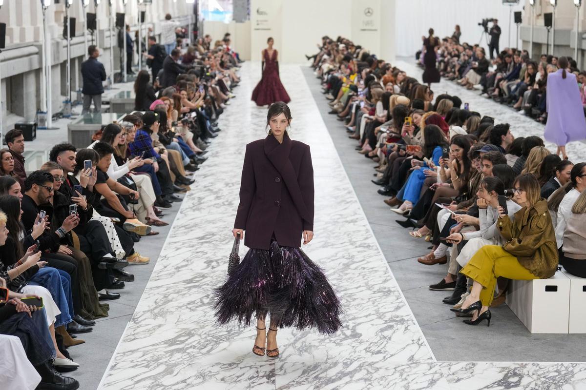 Isabel Sanchis experimenta con luz, tejidos y volúmenes arquitectónicos sobre la pasarela