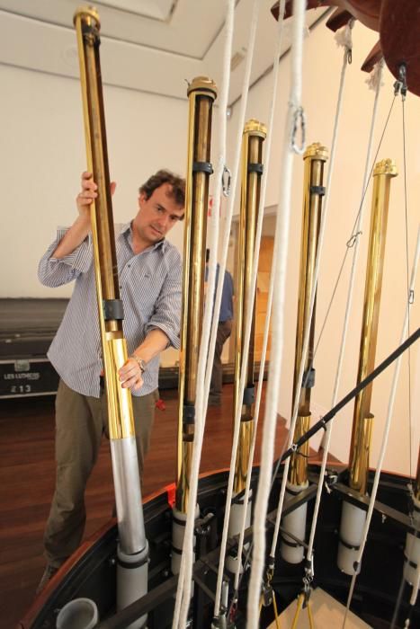 Montaje de la exposición de instrumentos musicales de Les Luthiers