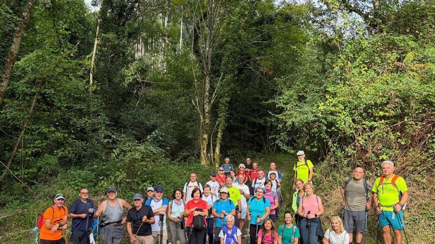 Senderistas con mucho carrete en Grado: así fue la última ruta de agosto del Grupo Montañero Moscón