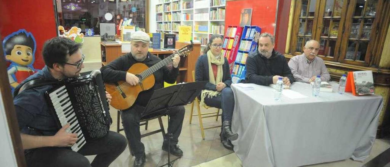 La presentación del libro tuvo lugar en la librería Follas Novas. // Iñaki Abella