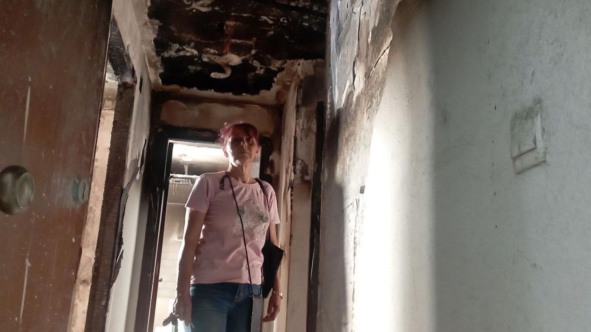 Manoli Dueñas, esta semana, a la entrada de su vivienda en García Grana.