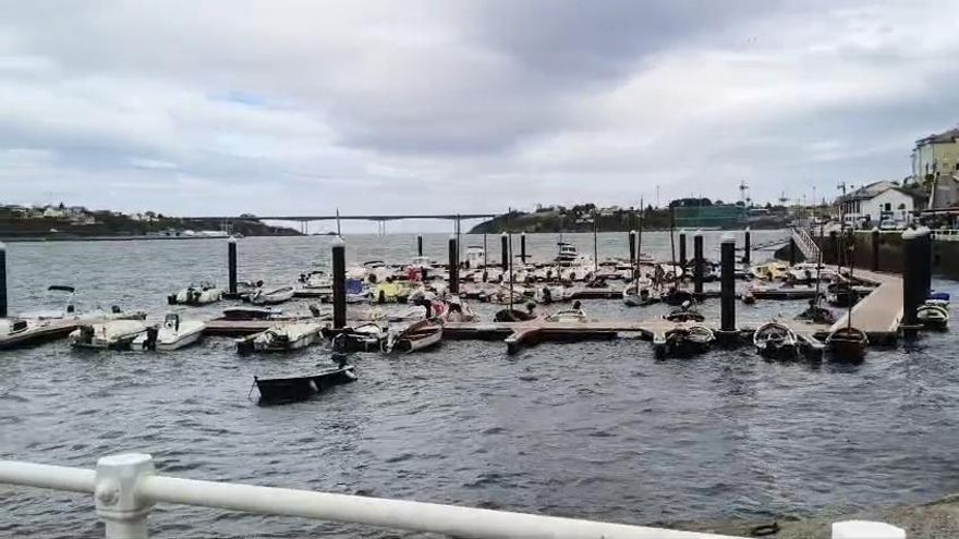 En vídeo: El viento golpea el puerto deportivo de Castropol