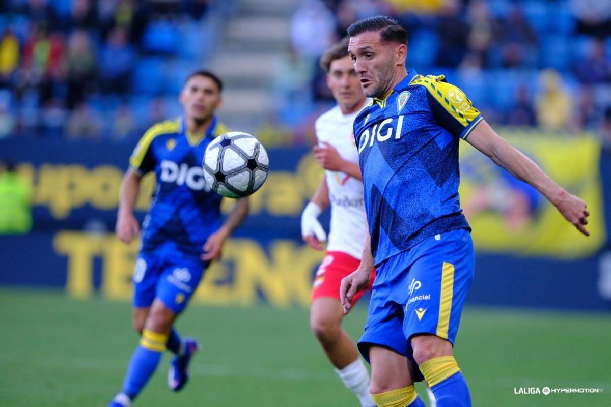 Lucas Pérez controla el balón en su debut con el Cádiz contra el Andorra.