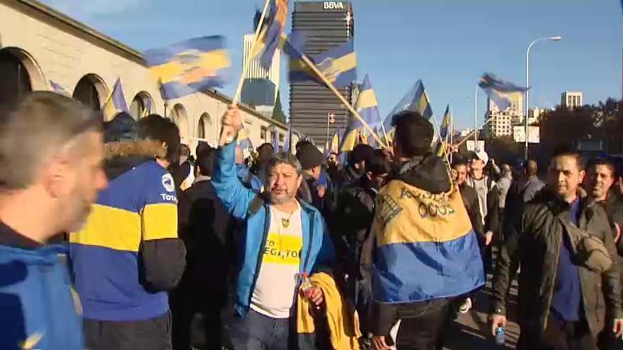 Los aficionados de Boca y River calientan motores horas antes de la gran final