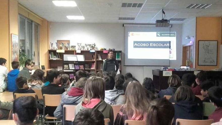 Un grupo de alumnos, en una de las charlas impartidas la pasada semana en el IES Barral de Ponteareas. // FdV