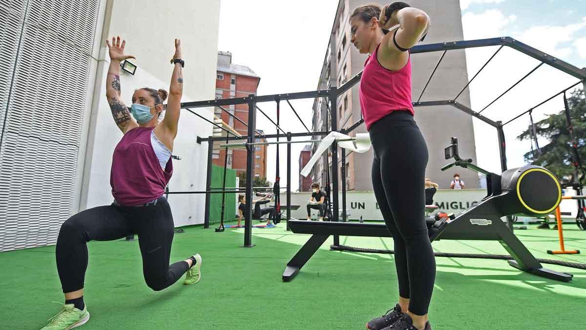 Los gimnasios reabren en Italia. En la foto, dos mujeres practican deporte en un centro de Roma.