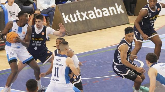 Arriba, Alonso Faure defiende a Ngom, con Parham, Townes y Nwaokorie atentos al movimiento del resto de jugadores del Gipuzkoa.