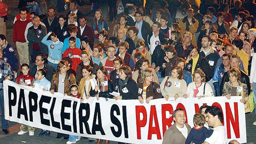 Trabajadores y partidarios de Celulosas, en una marcha a favor de la compañía