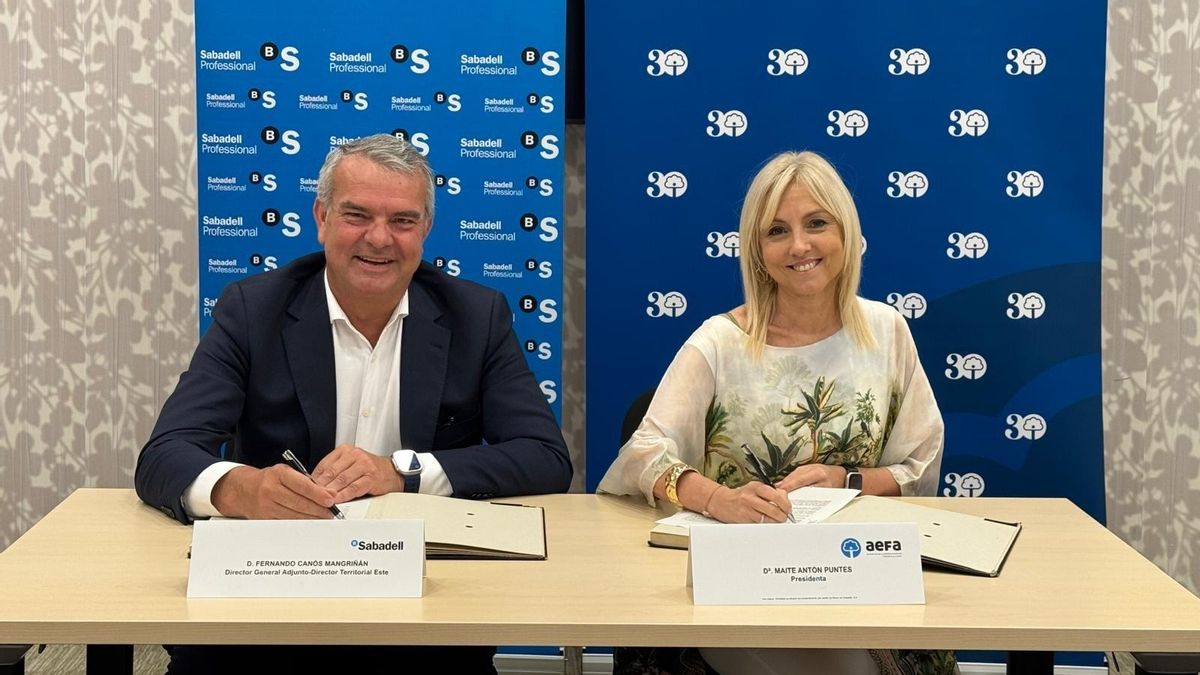 La presidenta de AEFA, Maite Antón, y el director general adjunto y director territorial Este de Banco Sabadell, Fernando Canós, firmando el pasado mes de junio la renovación del convenio de colaboración.
