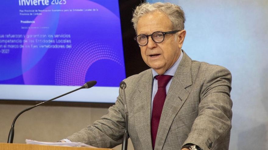 El presidente de la Diputación, Salvador Fuentes, en una reciente comparecendia para presentar el plan Diputación Invierte.