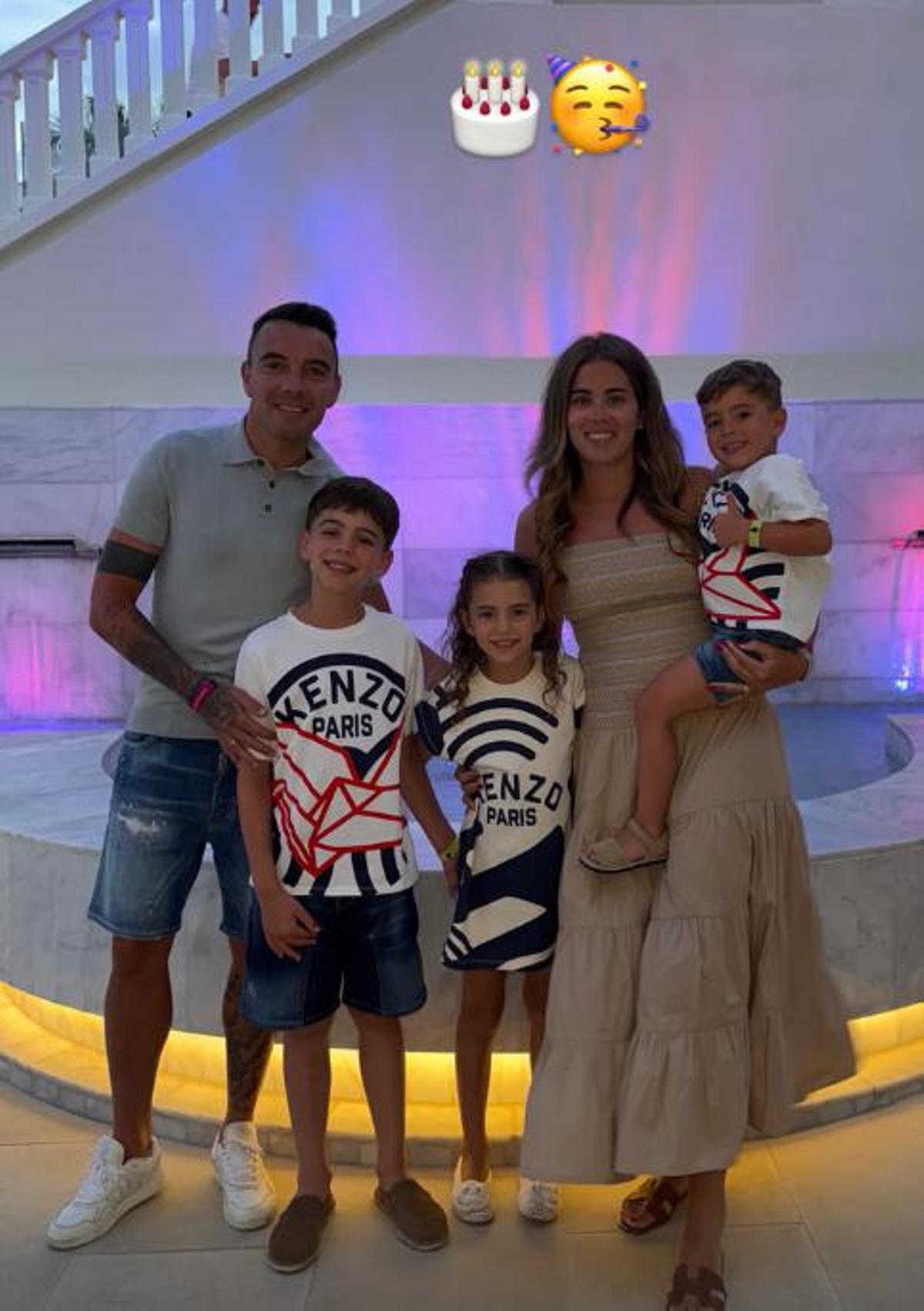 Jenni Rueda subió a sus stories de Instagram su felicitación a Iago con una foto de toda la familia.