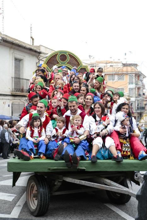 Los niños de todas las comparsas consiguen lucirse durante el Desfile Infantil a pesar del tiempo