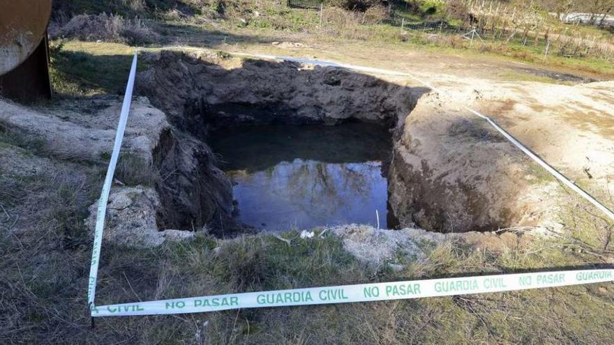 La fosa, situada en una finca junto a la nave de la empresa, albergaba toneladas de residuos. // B. Lorenzo