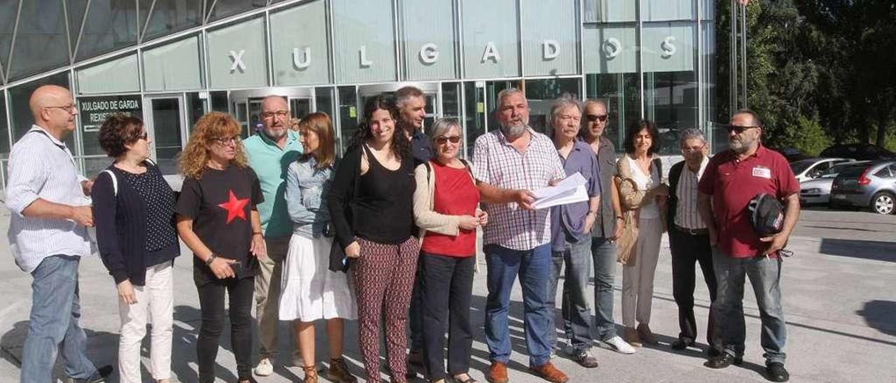 Miembros de la plataforma en Defensa de la Sanidad Pública, ayer ante el edificio judicial. // Iñaki Osorio