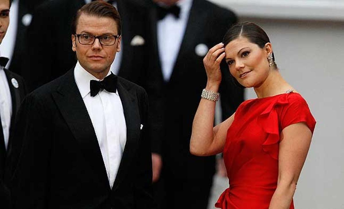 La princesa Victòria de Suècia i el seu marit, el príncep Daniel, arriben a la recepció prèvia al casament reial, a Londres.