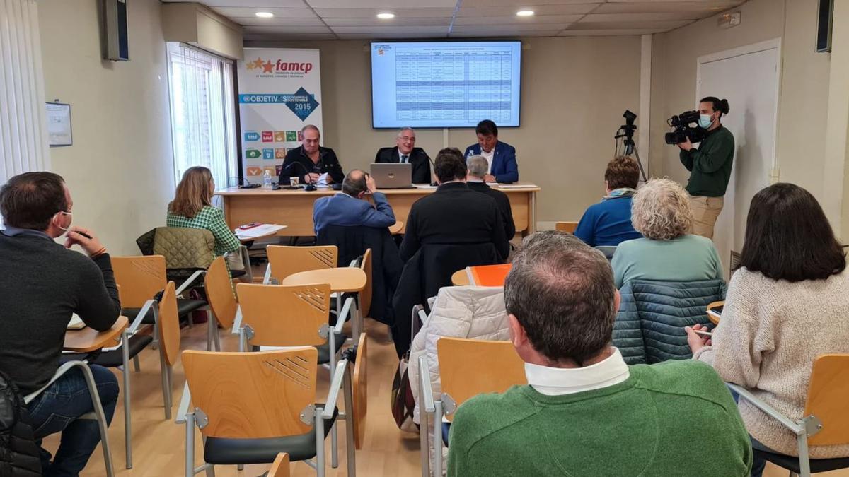 El consejero Joaquín Olona participó en la reunión con la Comisión Permanente de Municipios Afectados por el Ebro. | SERVICIO ESPECIAL