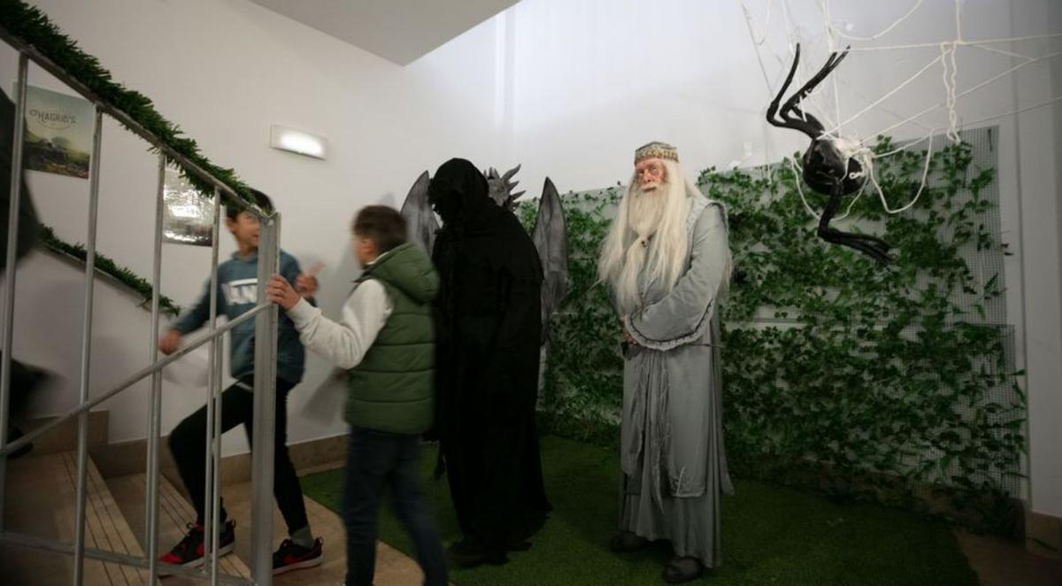 Albus Dumbledore da la bienvenida a los asistentes.