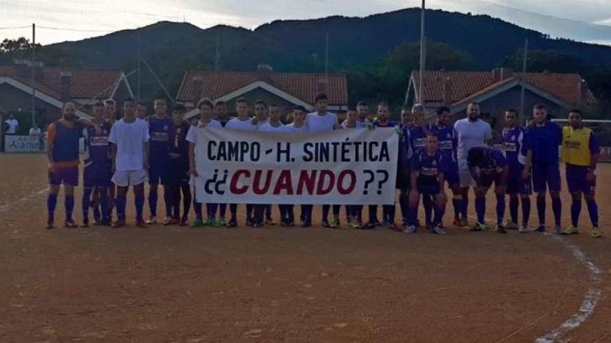 Los jugadores del primer equipo del Soto del Barco, con la pancarta.