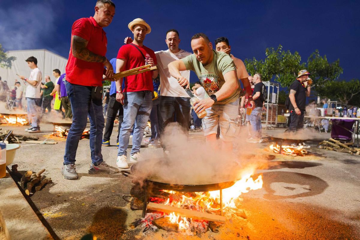 Vila-real viu una multitudinària nit d’empedrats en ple equador de les festes patronals