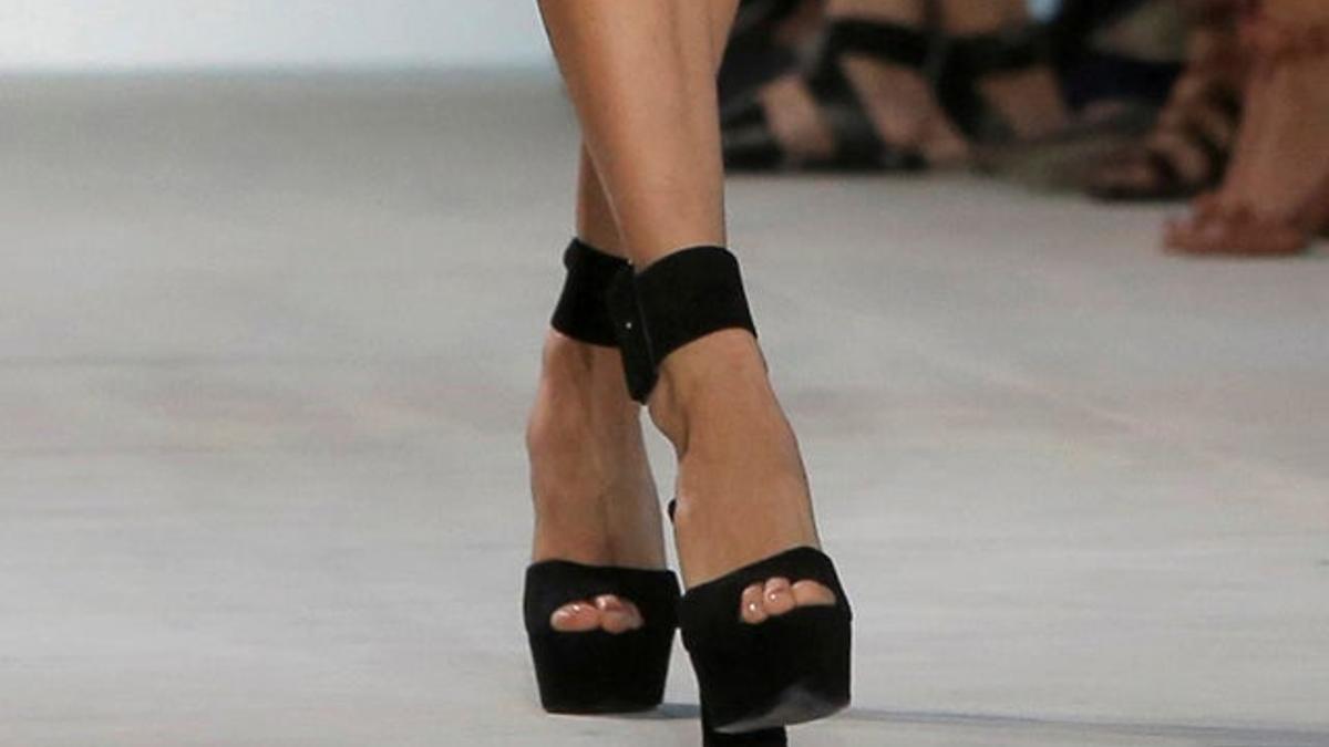 Los zapatos de Michael Kors con los que tropezó Bella Hadid