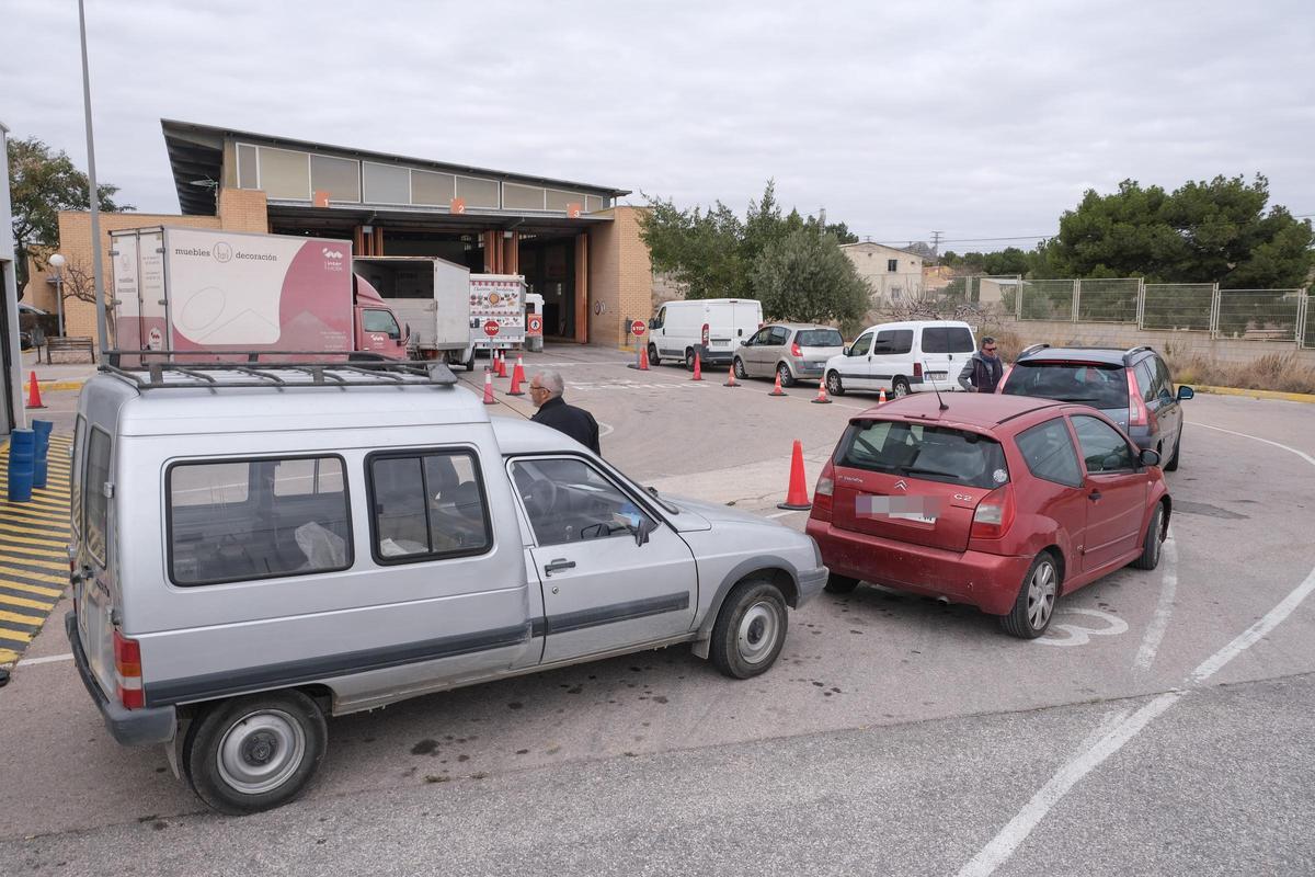 Colas de coches en Elche para pasar la ITV tras varias horas de espera