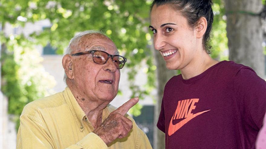 &quot;Bis Alba kam, war ich der größte in der Familie&quot;, sagte der 91-jährige Opa der Basketballerin.