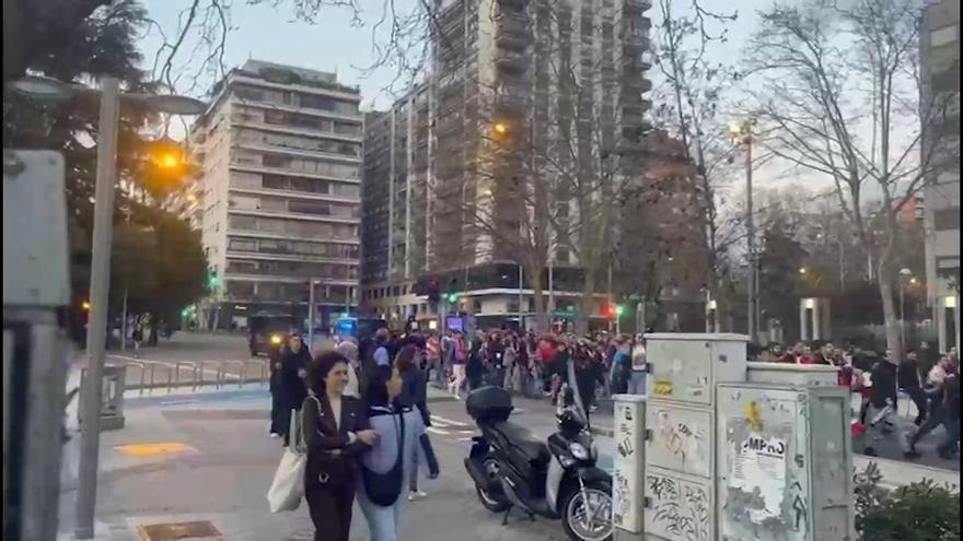 Corteo de la afición del Atlético rumbo al Bernabéu para el derbi madrileño