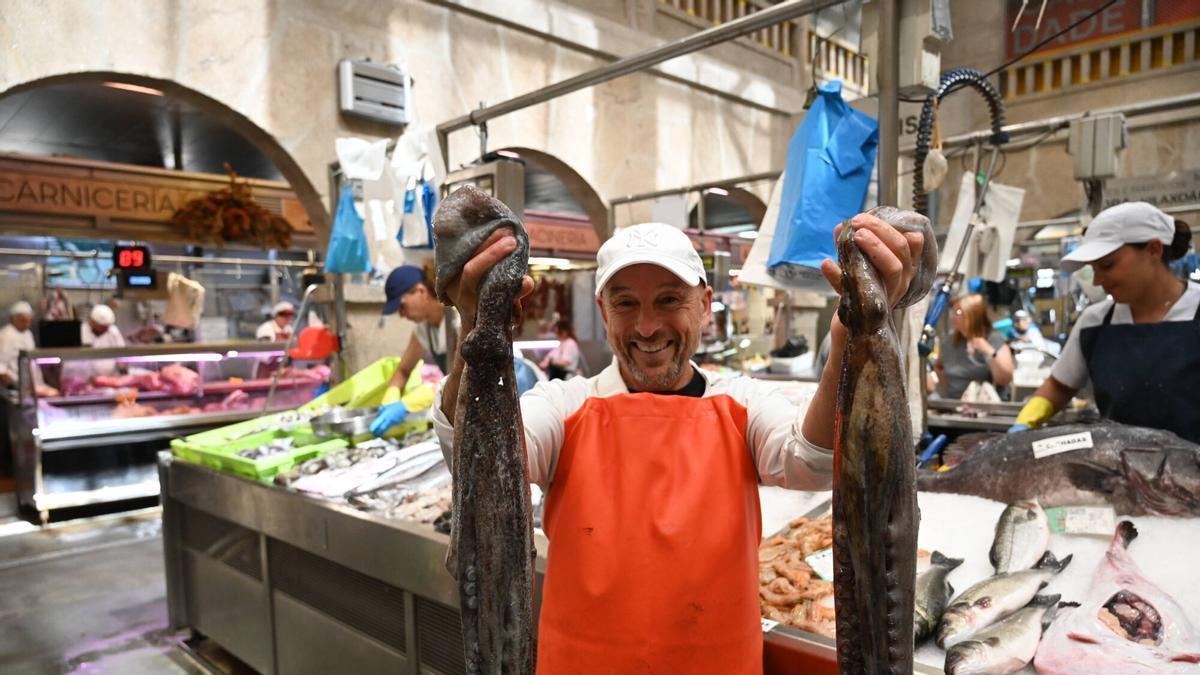 Cachadas presume de sus pulpos de dos kilos en el primer día de ventas en la plaza.
